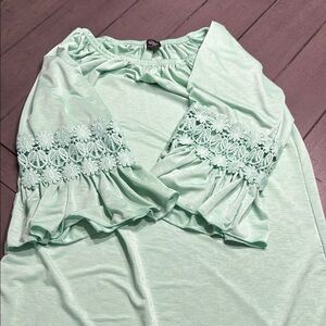 WinWin Green Ruffled 3/4 Sleeve Blouse